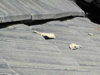 施工前屋根　漆喰部分の剥がれ