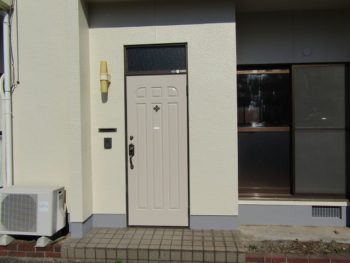 玄関ドアの塗り替え完成
