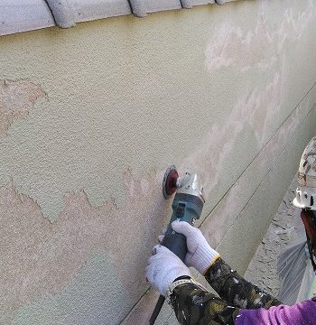 塀の塗膜の浮きをケレン