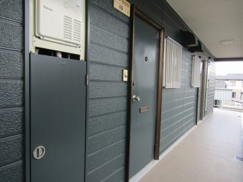 玄関ドア塗装と廊下の長尺シート完成