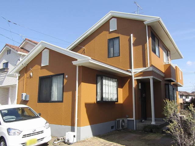 オレンジ系の色に塗装した住宅