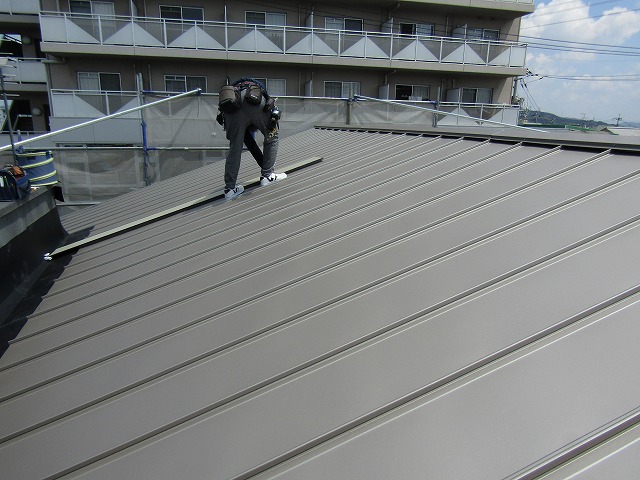 ガルバリウム鋼板屋根の設置