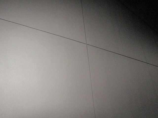 内装　黒に塗装した壁