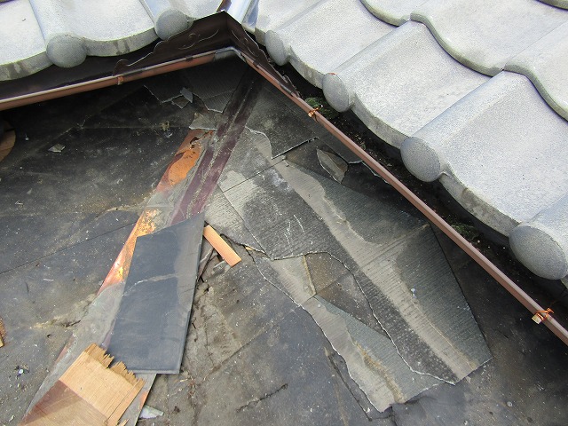 下屋根のカラーベスト撤去