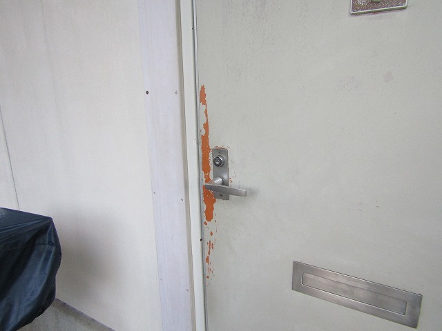 玄関ドアの塗膜の剥がれ