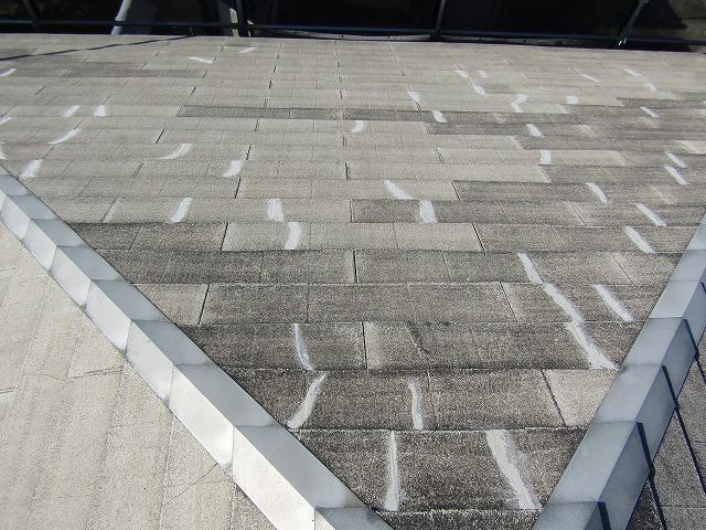 スレート屋根のひび割れを補修材で補修