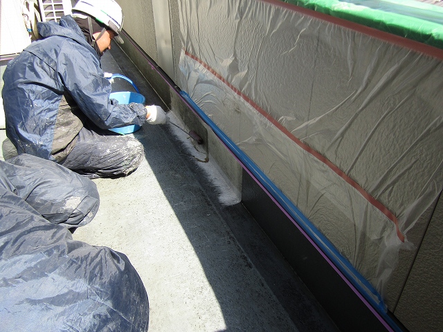 FRP防水樹脂でガラス繊維マットを塗り固める