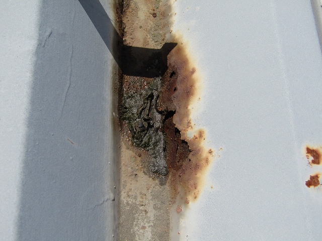 屋根板金の穴