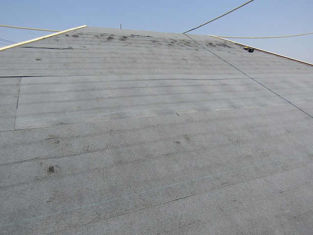 既存の屋根のルーフィングを貼ります