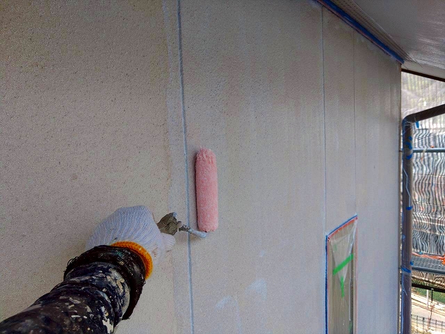 外壁塗装の下塗りをしている