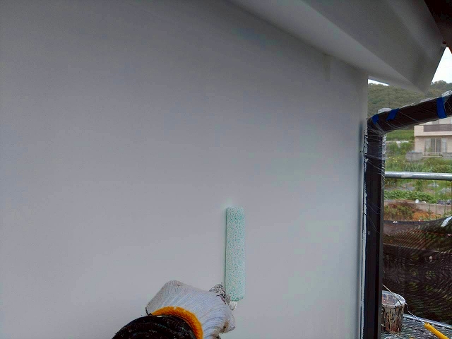 漆喰の塗装をしている