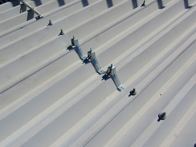 屋根カバー工法の工事のルーフデッキ取り付けのための準備