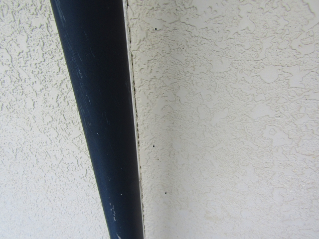 前の塗装での塗料の飛び散りが目立っていた