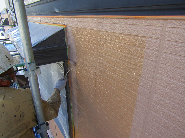 アパートの外壁をシリコン塗料で塗装している