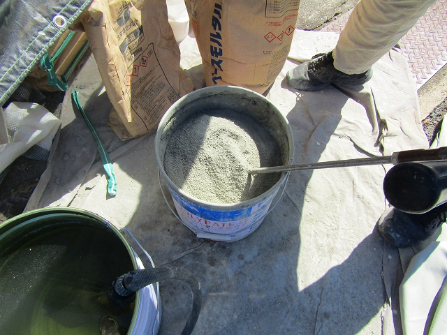 モルタルを水と混ぜている