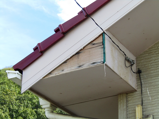 傷んでいる破風