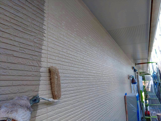 外壁の上塗り1回目の塗装