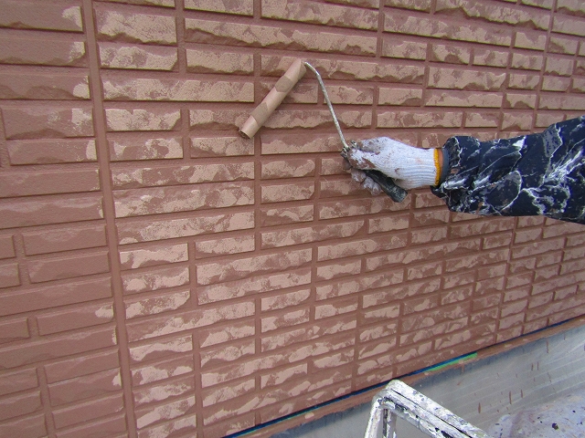 WBアート工法　特殊なローラーで色を付ける