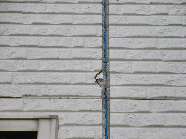 コーキングの割れによって外壁にもクラックが発生している