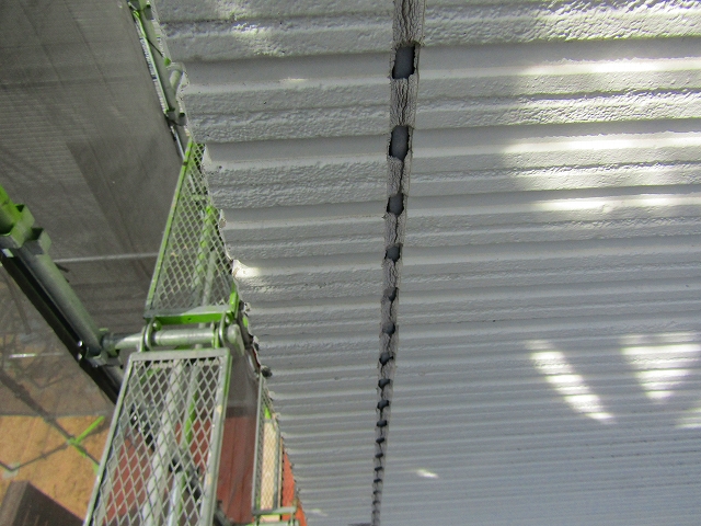 コーキングが痩せて内側のバックアップ材が見えた状態