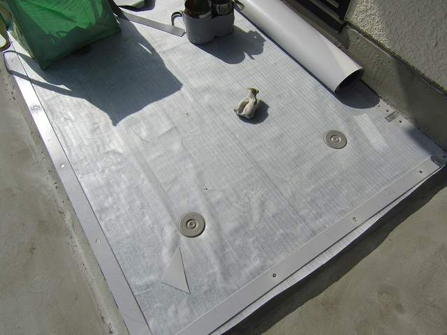 通気緩衝工法の施工中、通気緩衝シートを設置した