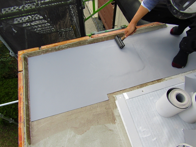 バルコニー防水工事で密着工法でシートを貼っている