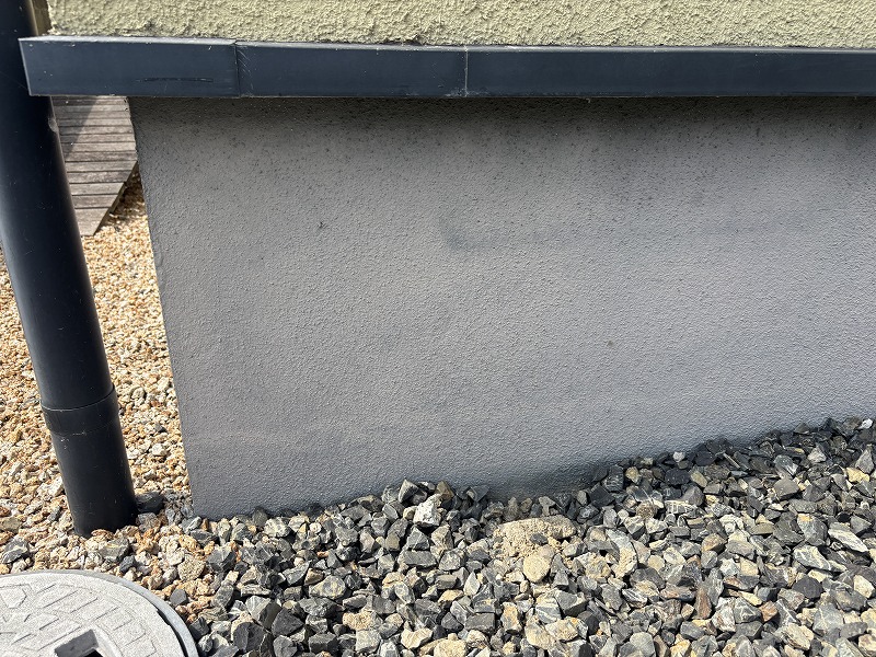 施工前の基礎と水切り板金