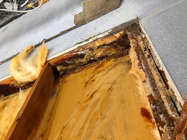 コーキングが切れ外壁内部に雨水が侵入し雨漏りを起こした