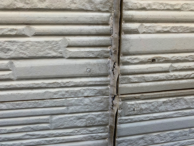 コーキングが紫外線によって色褪せや黒ずみを起こす