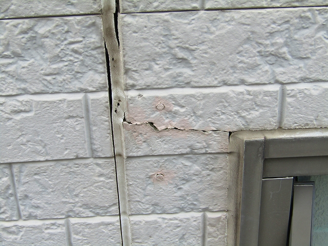 コーキングの劣化により外壁にひび割れが起きる