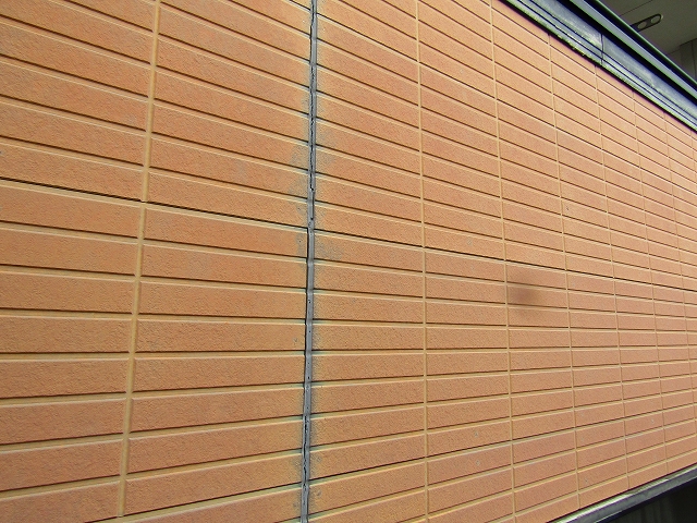 外壁が色褪せている様子