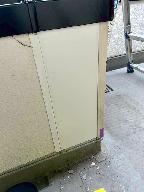 バルコニーの内側は板金で補修