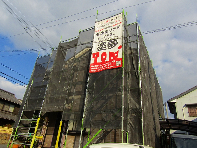 屋根外壁塗装工事現場