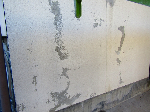 モルタル外壁　塗膜の剥がれた割れ