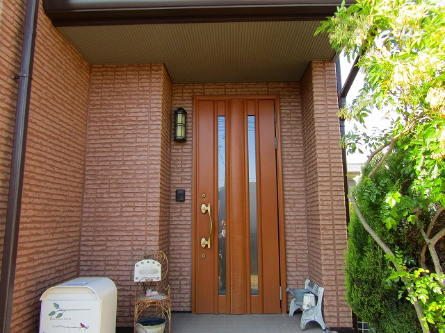 倉敷市水江　塗装で新築の様な玄関