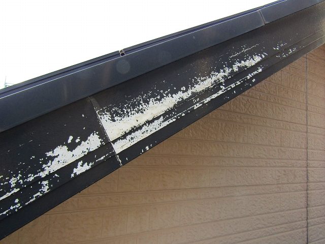 塗膜が剥がれている破風
