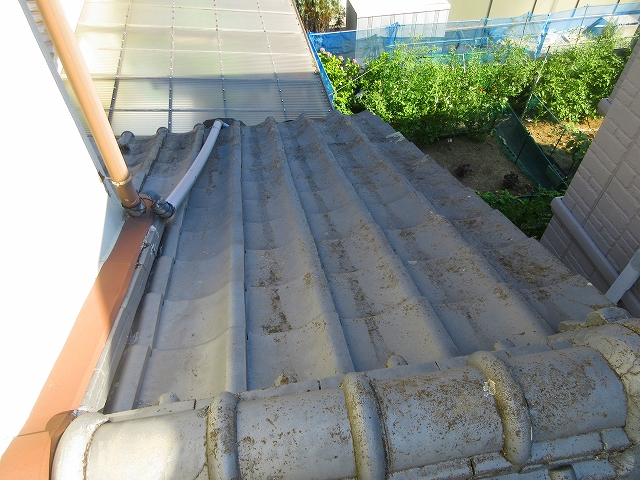 屋根セメント瓦塗装前