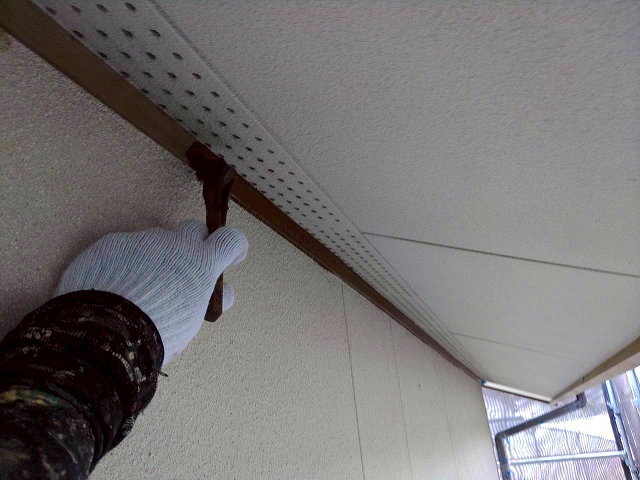 木部の塗装をしている職人の手