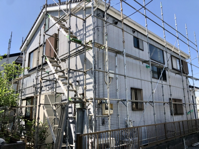 住宅にかかっている足場
