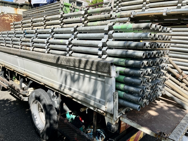 足場材を積んでいるトラック