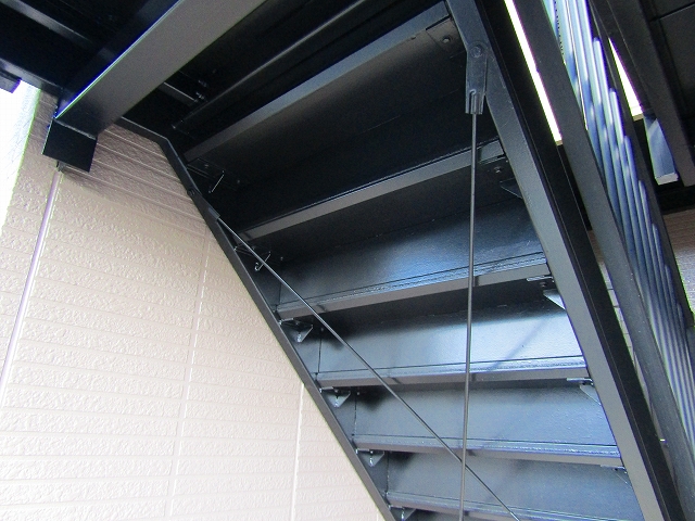 階段裏の塗装完成