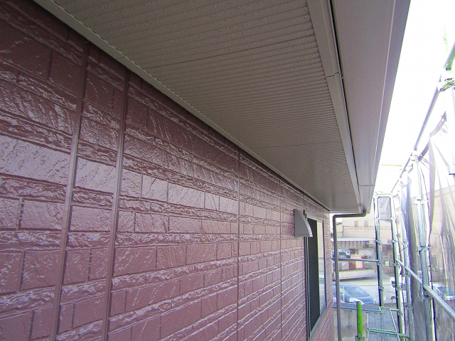 ローズグレーに塗装した外壁