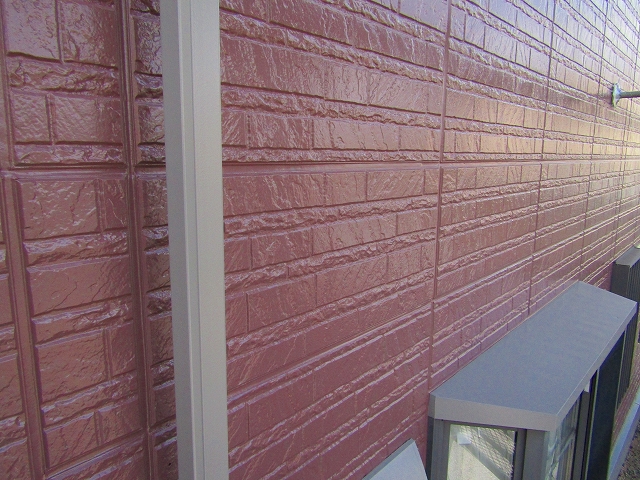 ローズグレーに塗装した外壁