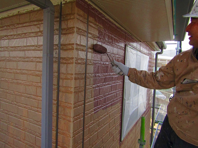 外壁の塗装をしている職人