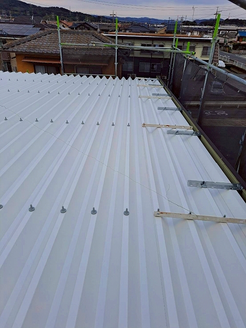 屋根カバー工法完成