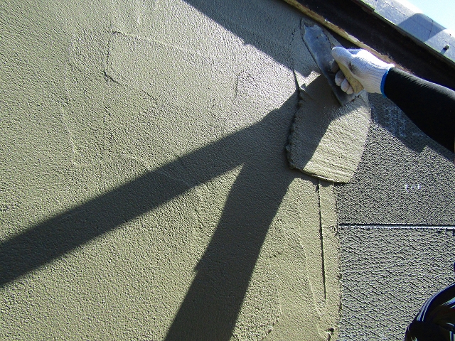 モルタルを塗りつける