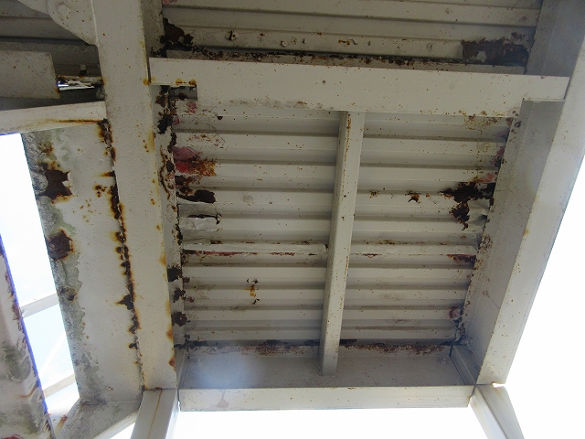 階段裏の板金もサビ