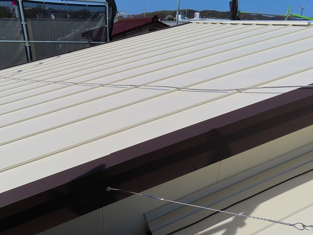 屋根カバー工法　クリーム色のガルバリウム鋼板