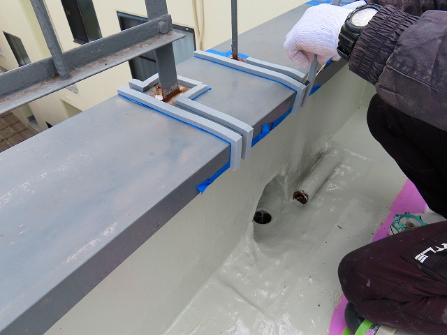 コーキングのブリッジ工法をしている