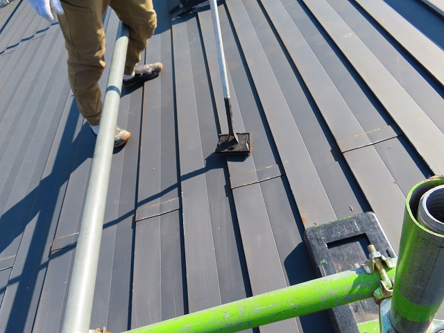 ケレン作業中の職人